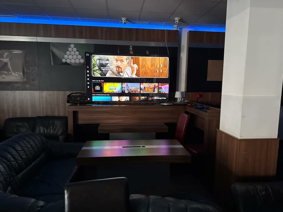 Lounge-зона Billard O. с большим экраном, диваном и столиками