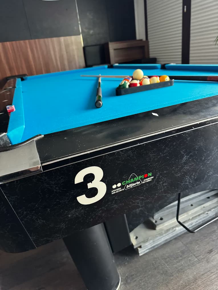 Крупный план Pool-стола с шарами на синем сукне в Billard O.
