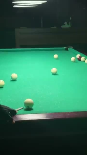 Короткое видео с шарами на бильярдном столе в Billard O.