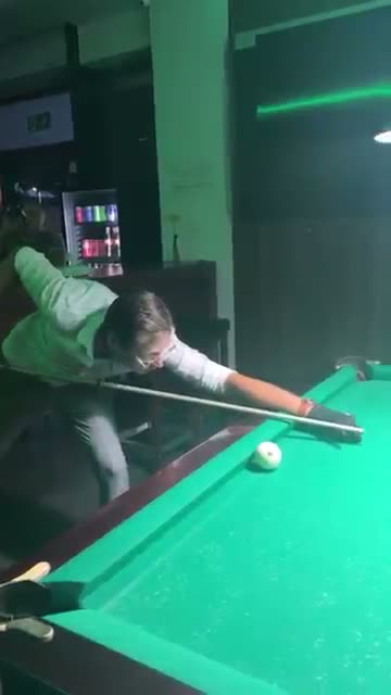 Короткое видео с ударом у борта бильярдного стола в Billard O.